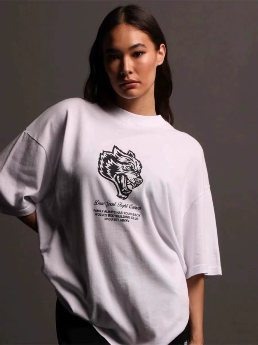 Biała klasyczna koszulka z gra – Streetwear Gym Brand recenzja i cena