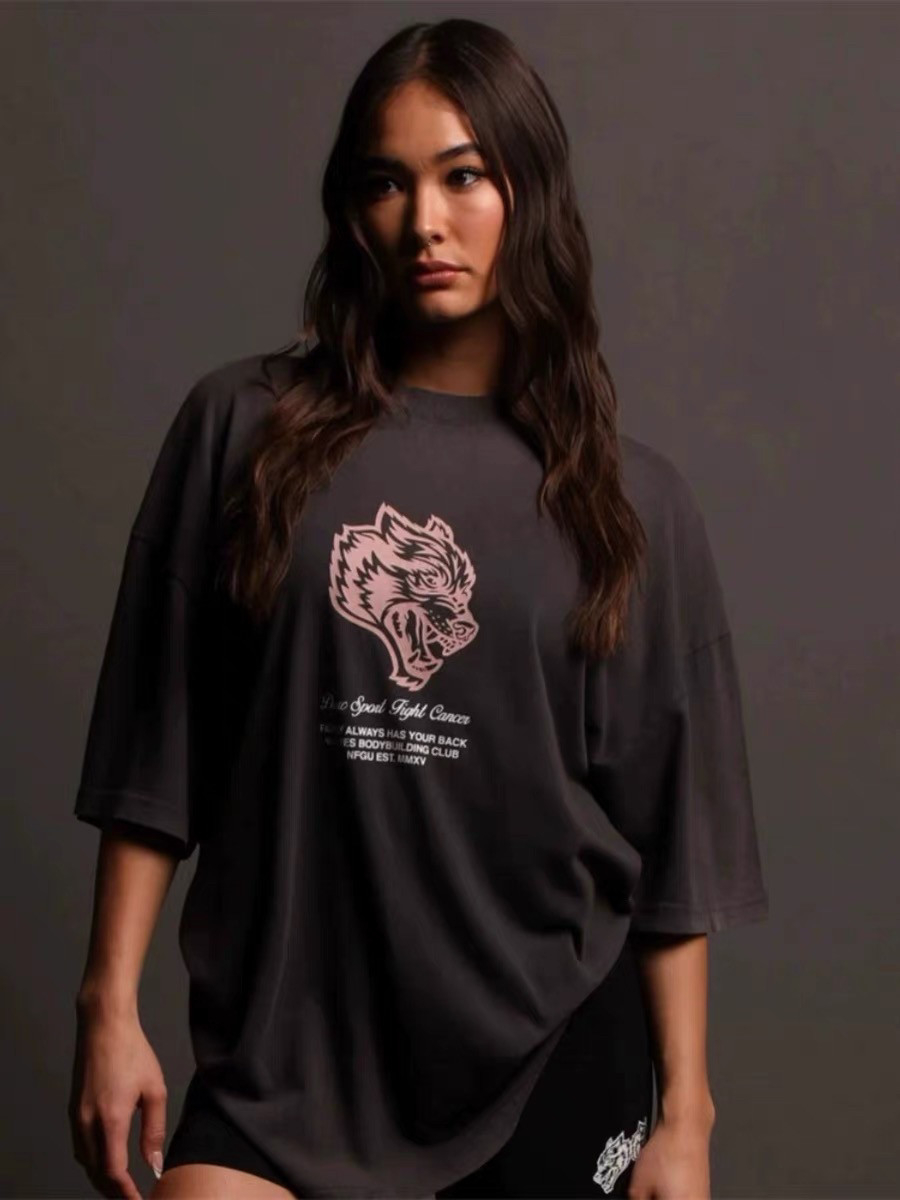 Biała klasyczna koszulka z gra – Streetwear Gym Brand recenzja i cena