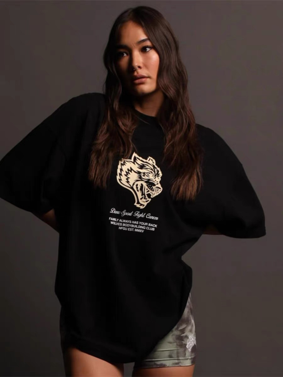 Biała klasyczna koszulka z gra – Streetwear Gym Brand recenzja i cena